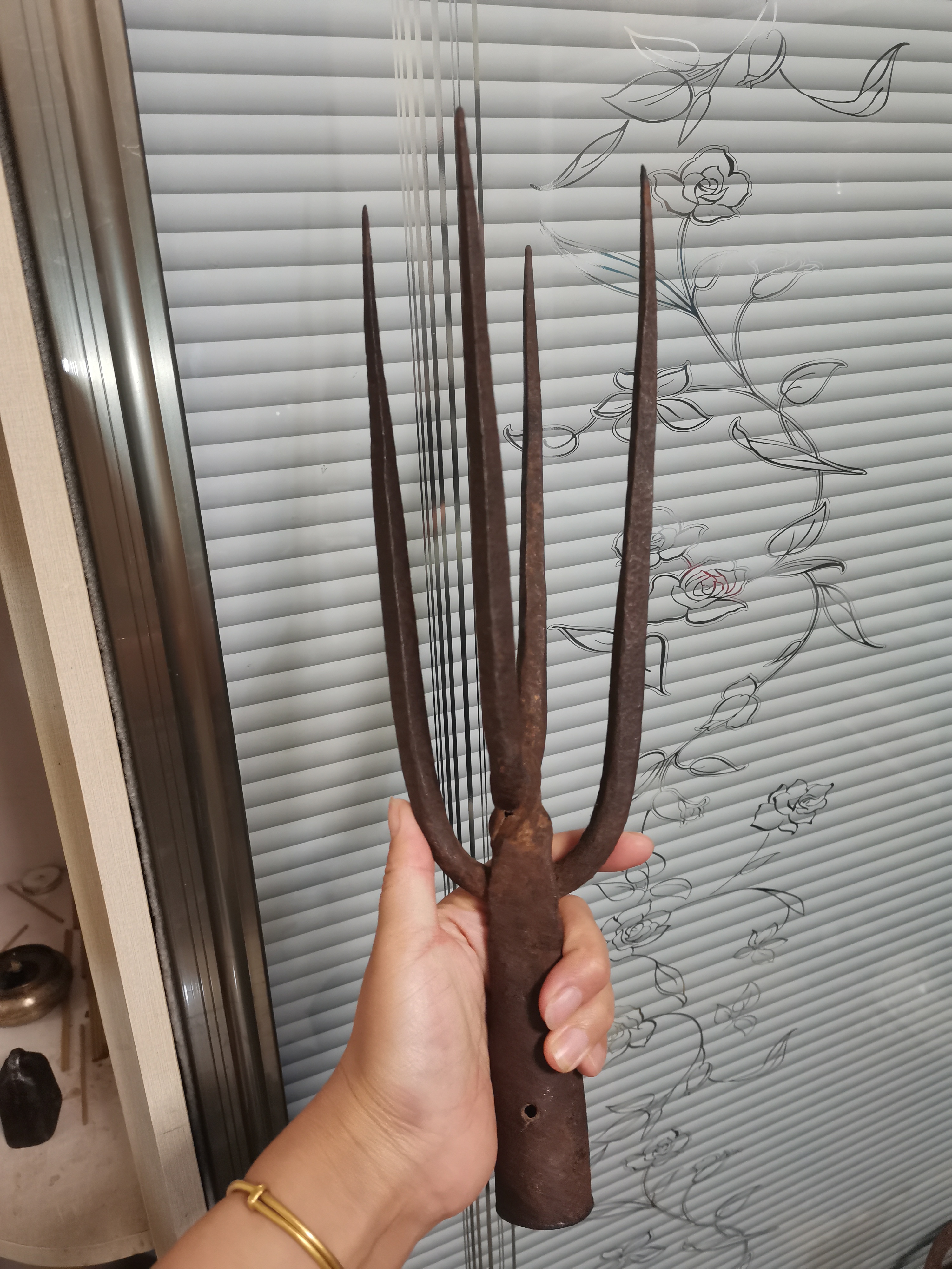 一件铁器，商品如图