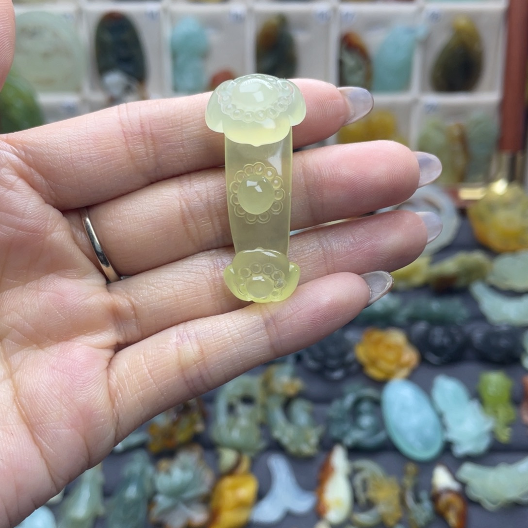 蛇纹石玉未镶嵌颈饰