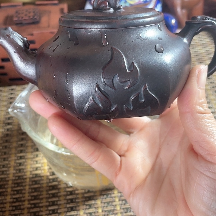 紫砂茶壶原矿泥料手工制作的紫砂壶。