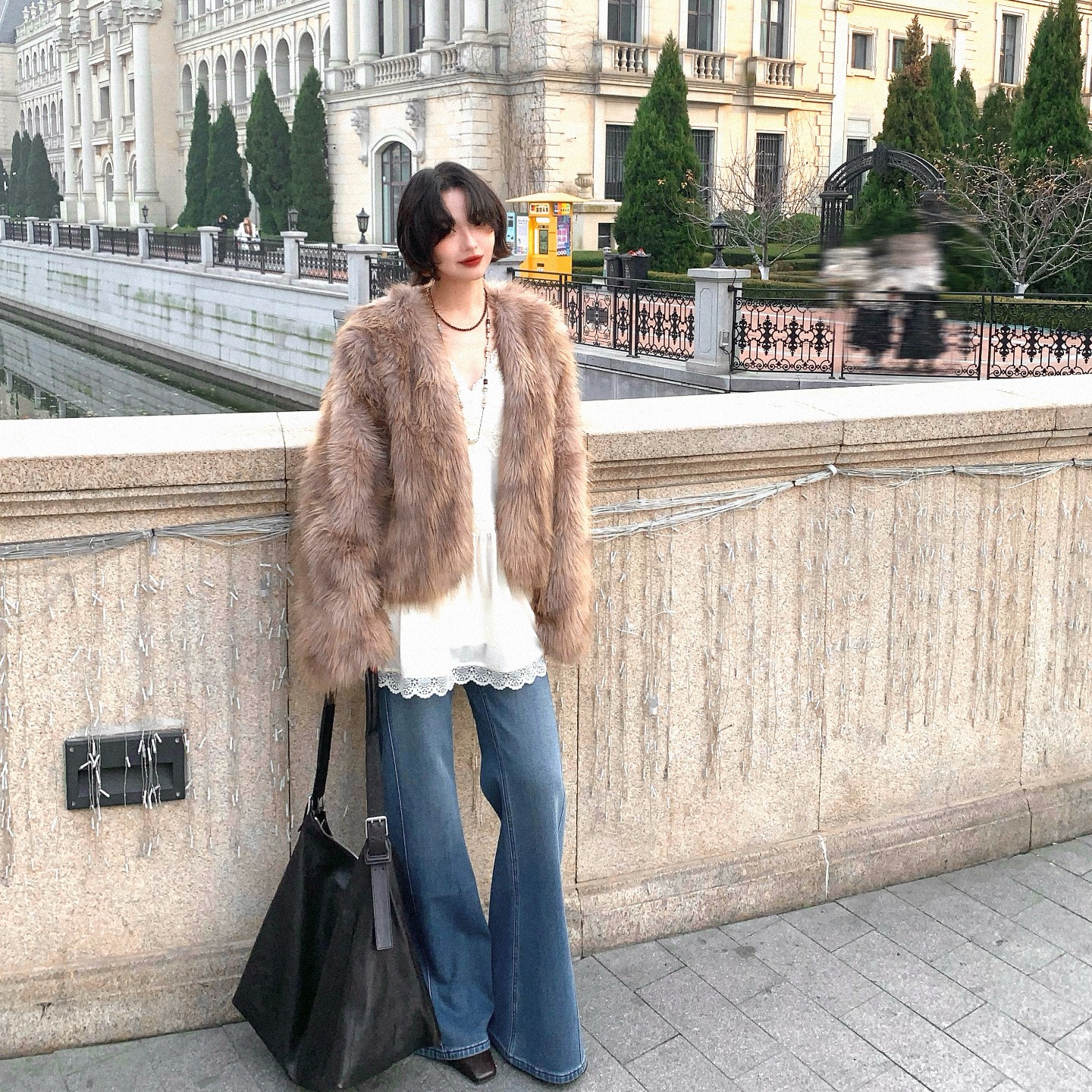 酒午12/8 20新品95折【云缕缠枝】v领蕾丝花边拼接内搭背心KLF4496