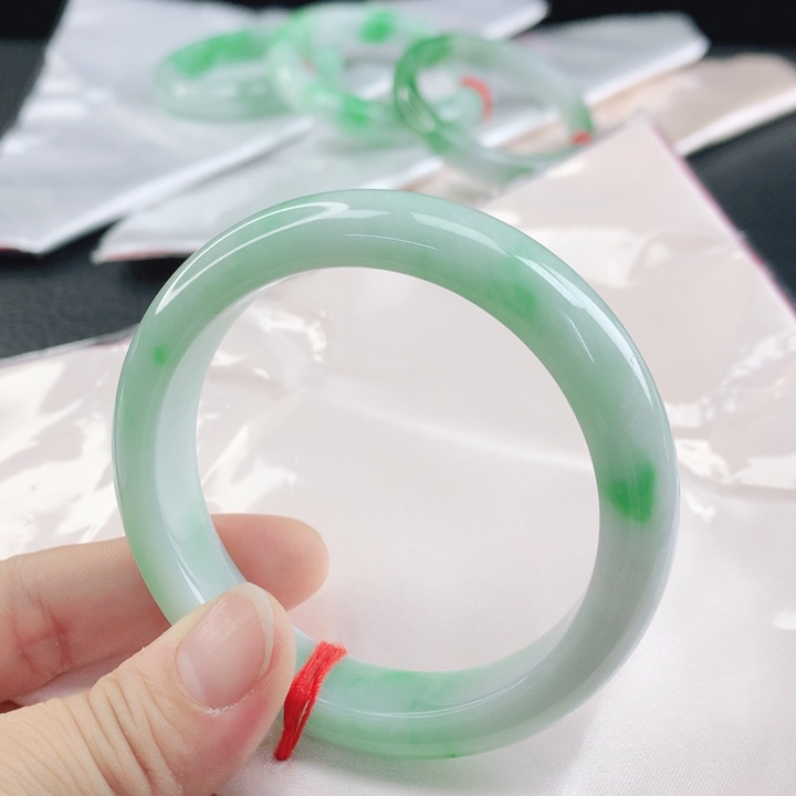 翡翠未镶嵌手镯57飘阳绿翡翠手镯