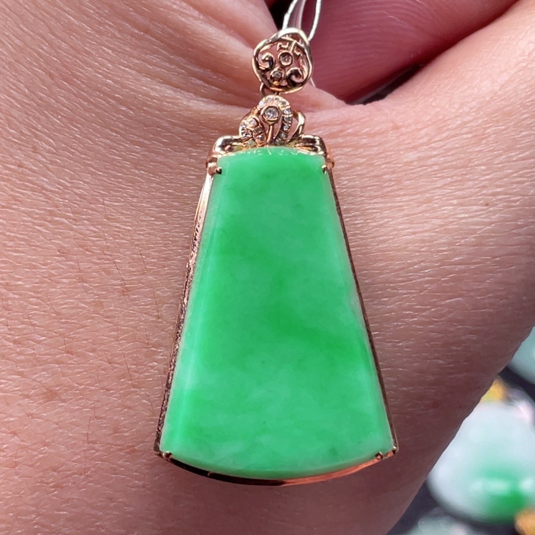 颈饰18K金镶嵌翡翠无事牌