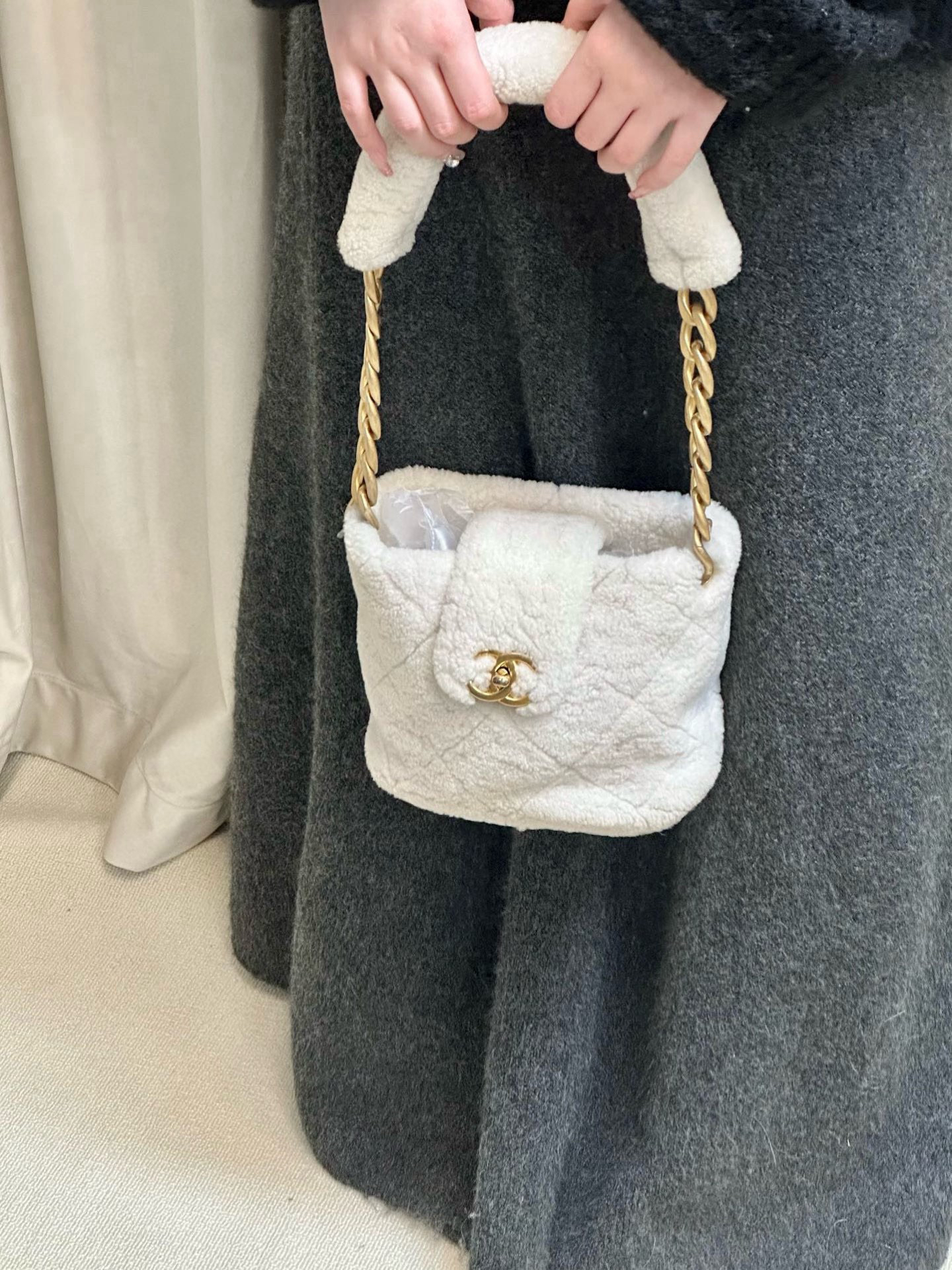 95新 Chanel/香奈儿 chanel 白金毛毛水桶单肩包(K)