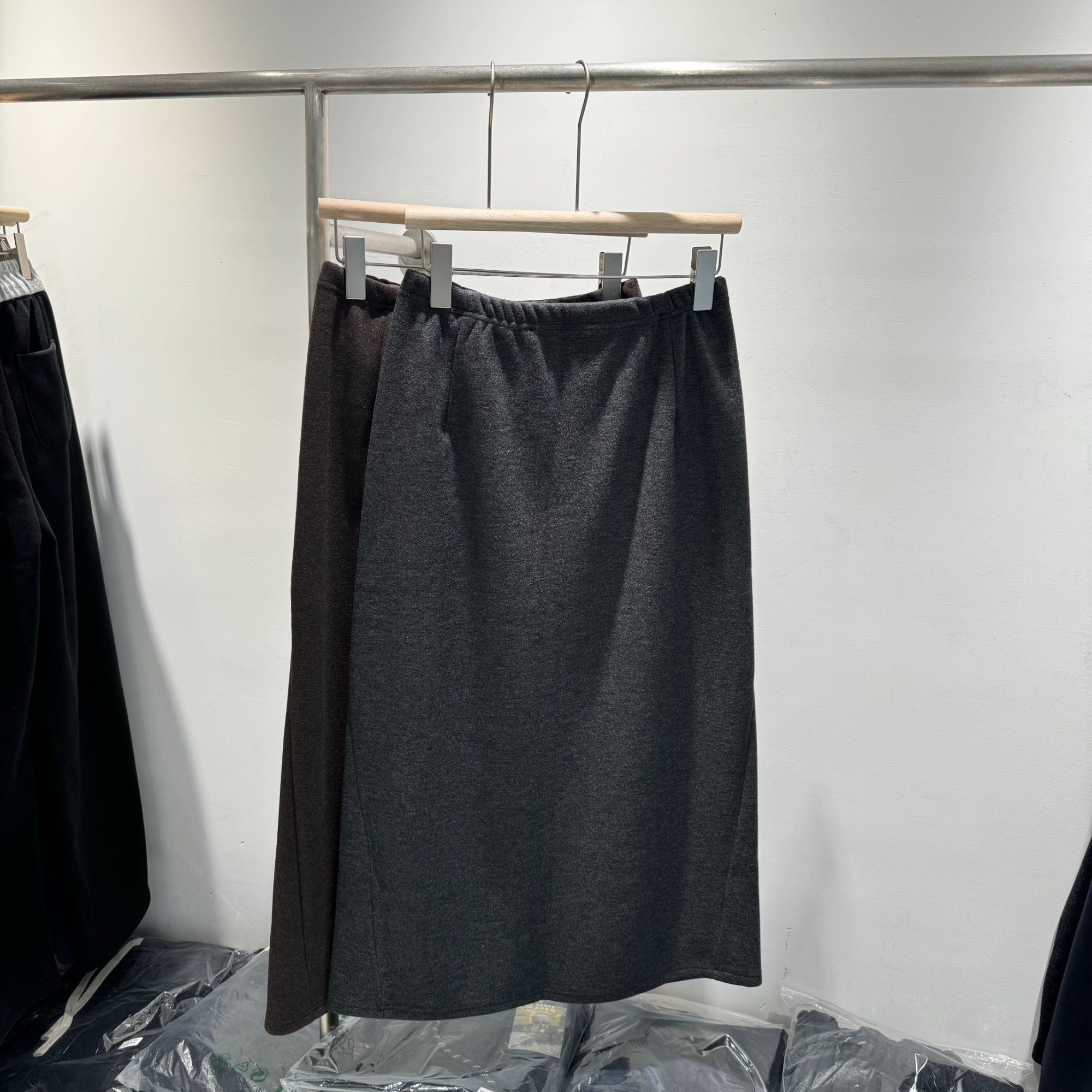 极简高级灰休闲气质半身裙女2025春秋季新款松紧腰弹力直筒包臀裙