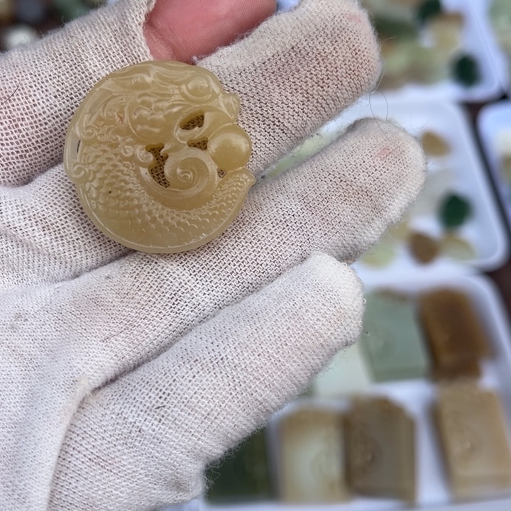 和田玉挂件18K金镶嵌