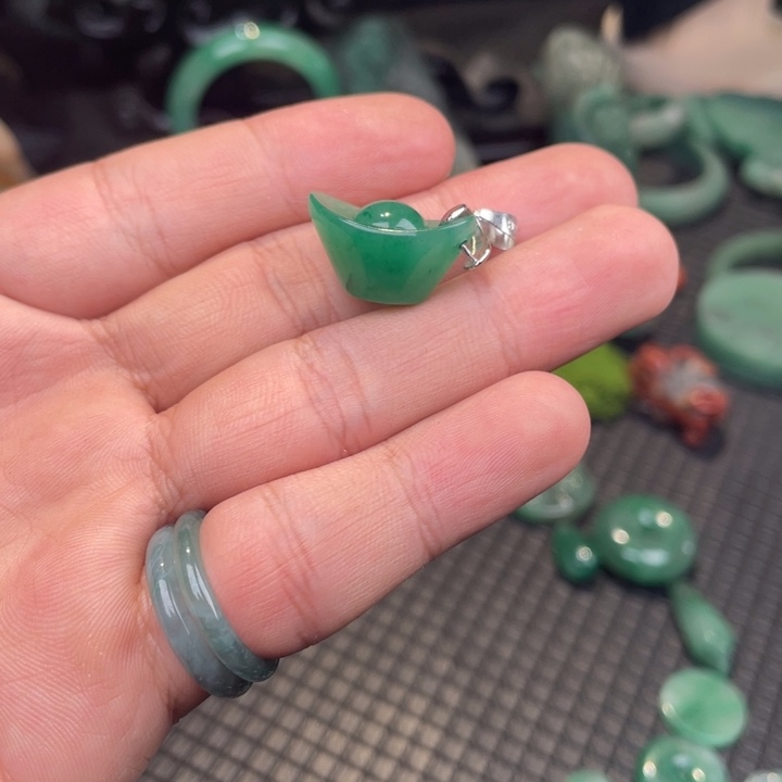 石英质玉未镶嵌颈饰