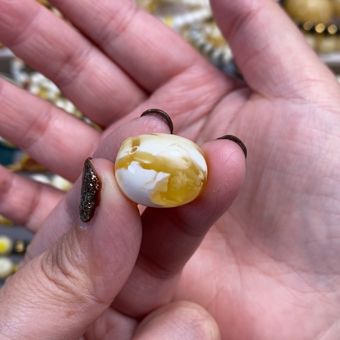 琥珀裸石未镶嵌金漆白溶洞桶珠15×19