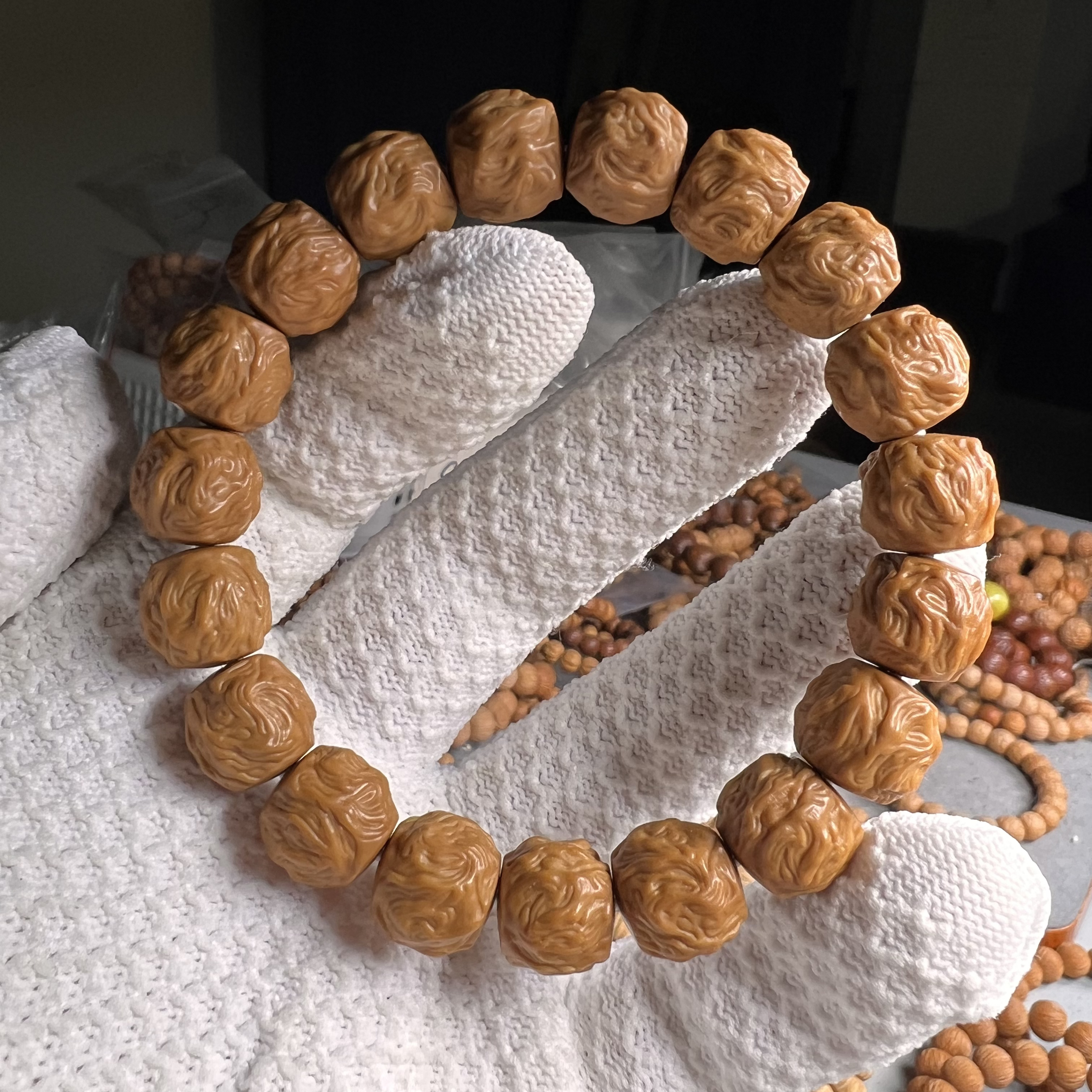 猴头精工雕刻龙蛇之变手串