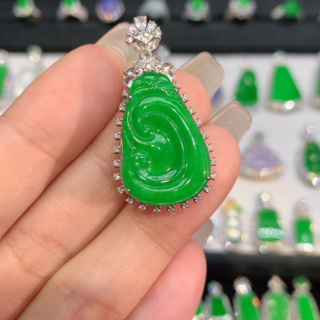 翡翠18K金镶嵌颈饰