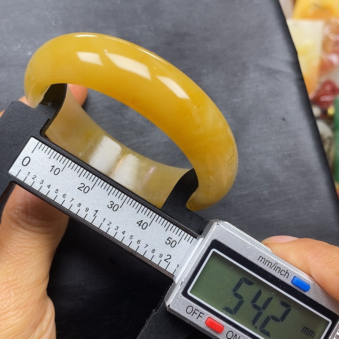 石英质玉（黄龙玉）颈饰未镶嵌