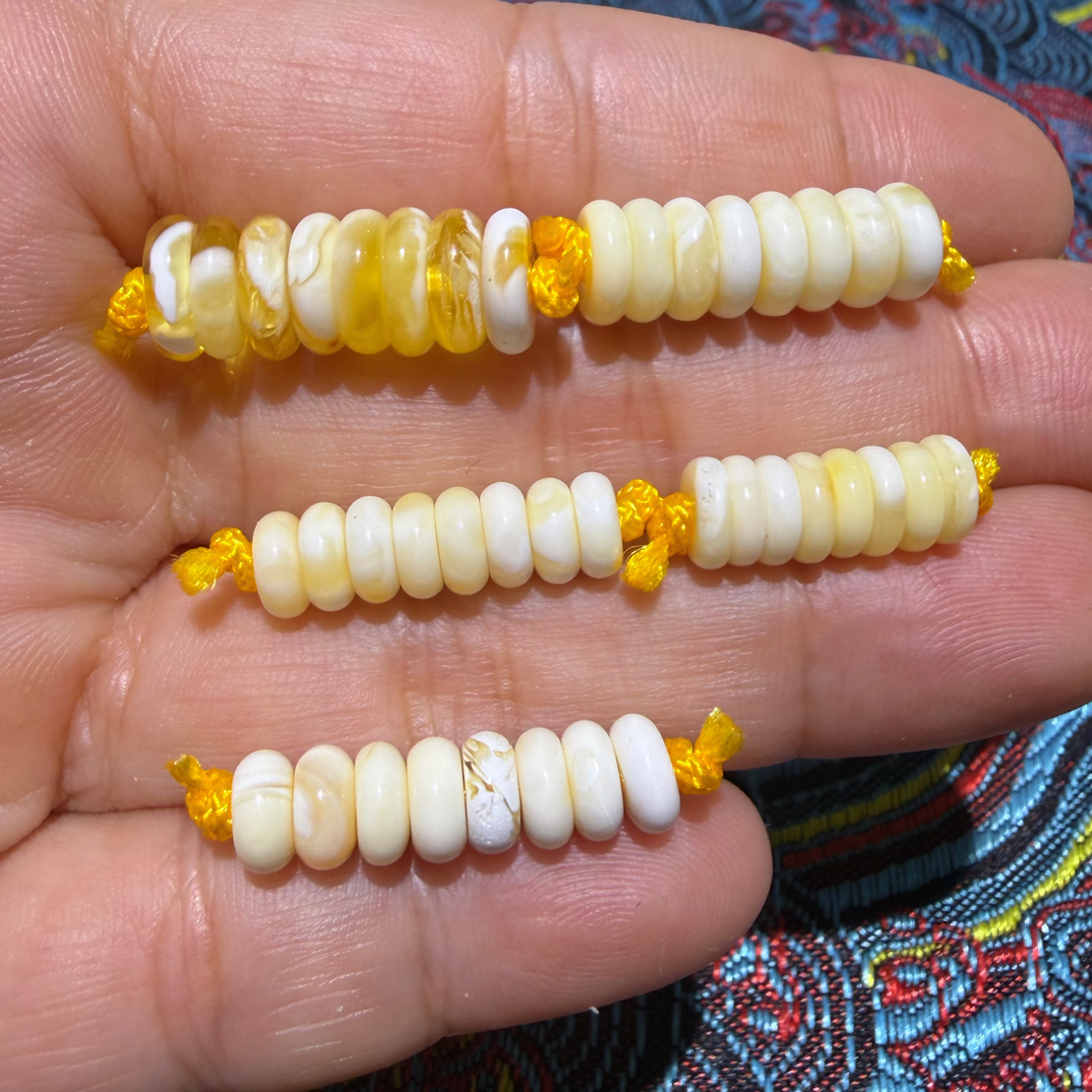 （初心）原矿天然蜜蜡瓷白妖孽圆边藏风俄料文玩配饰隔片！5到8厚2加