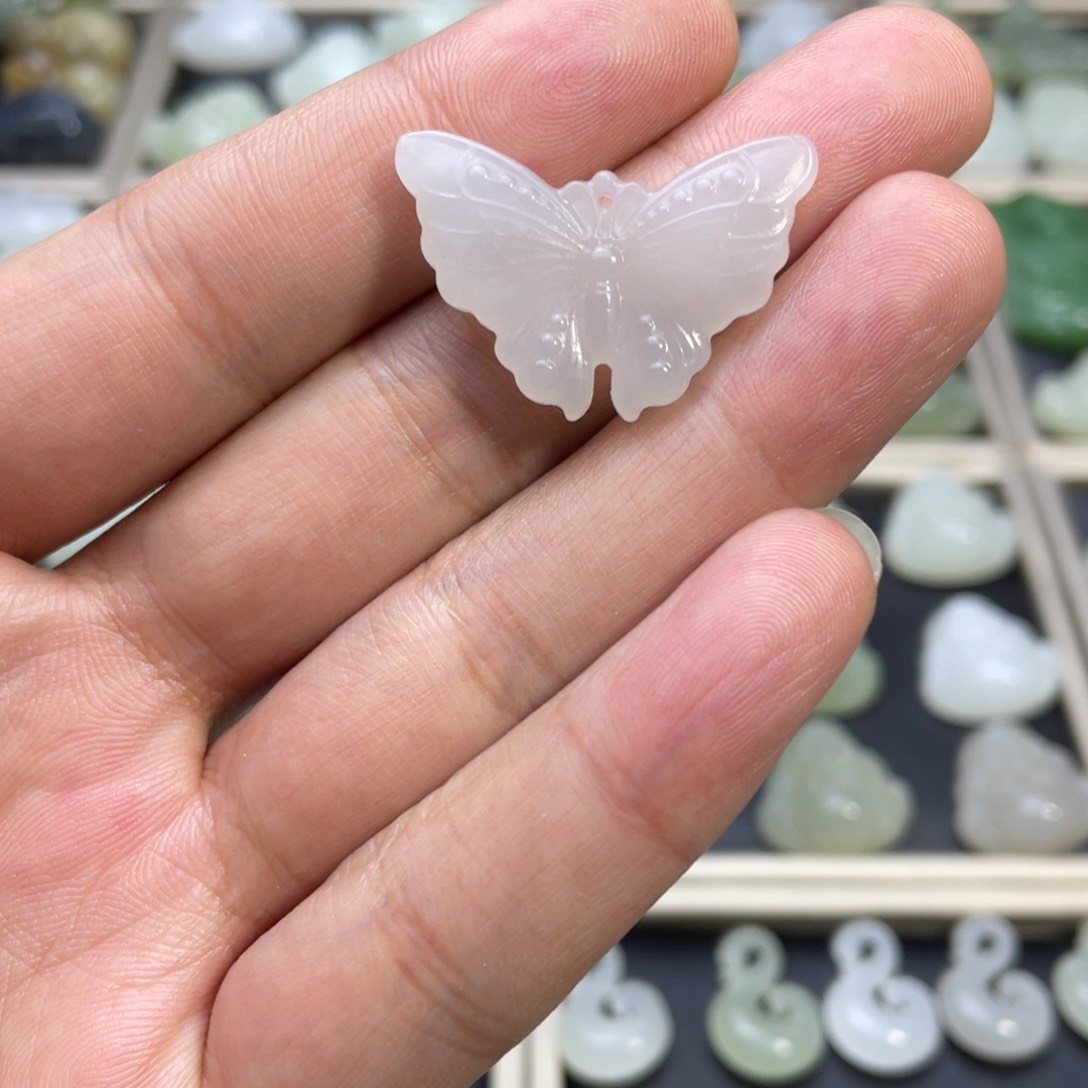 和田玉颈饰未镶嵌蝴蝶吊坠