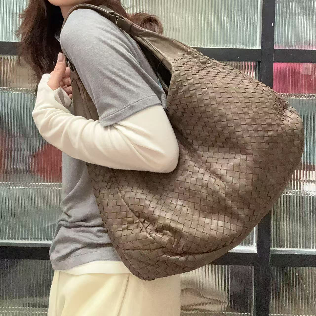 95新 BOTTEGA VENETA/葆蝶家 【蕾】 45 0241 灰色和尚包