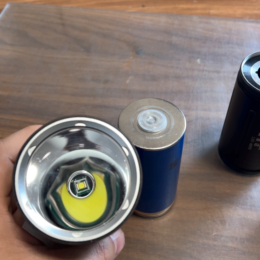 46950强光照射手电筒