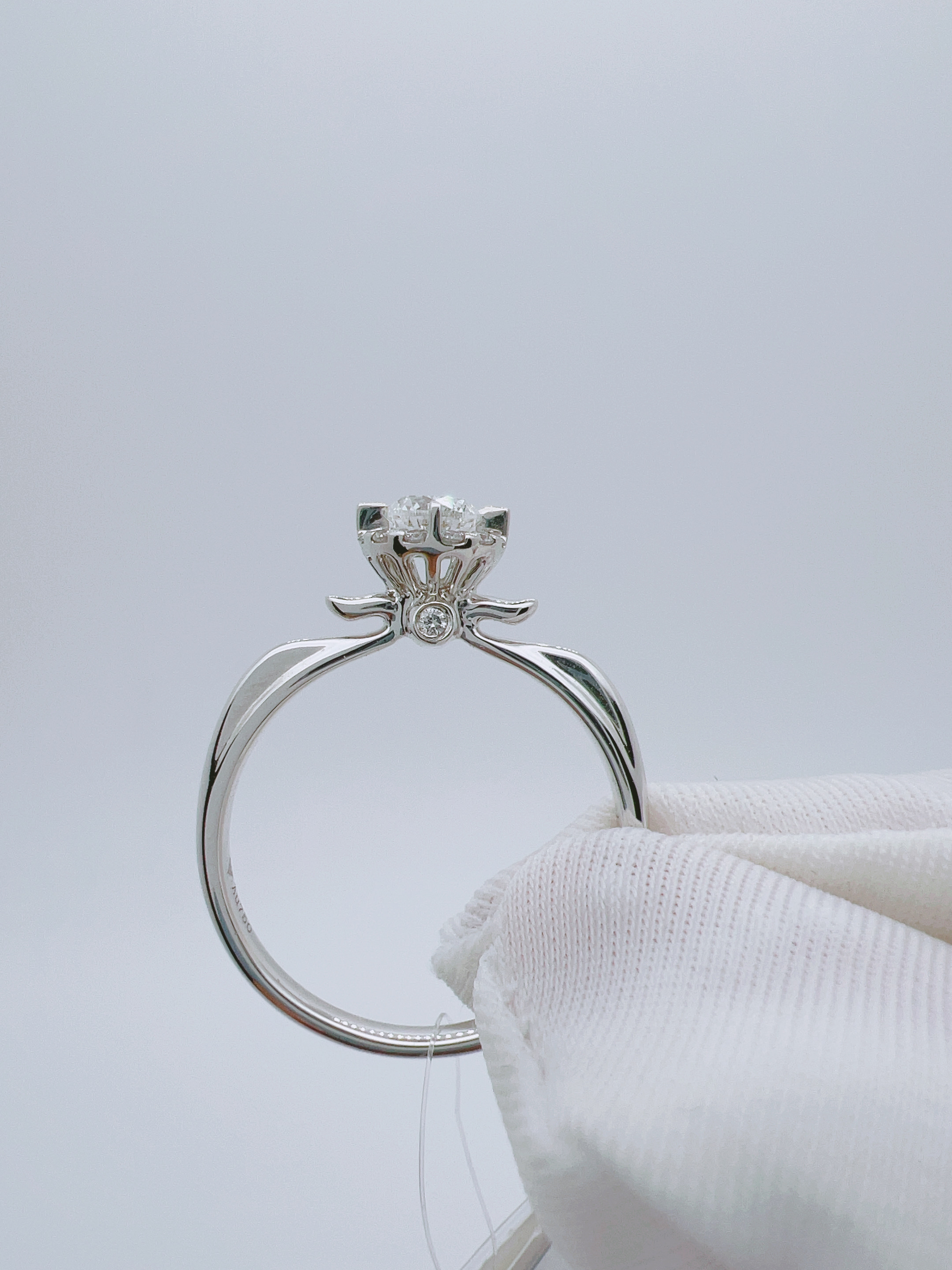 18k金手捧花四爪钻戒，主石31.2分，副石9.4分，颜色FG，净度VS.