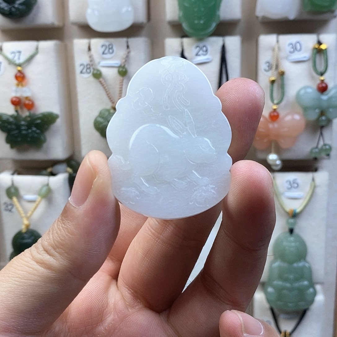 颈饰未镶嵌石英质玉（金丝玉）