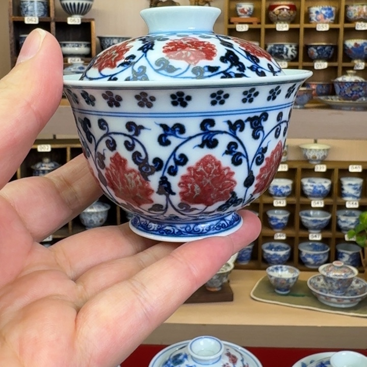 手绘青花釉里红缠枝莲盖碗