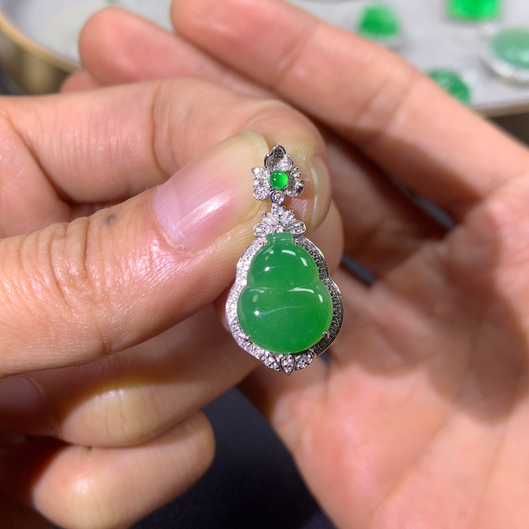 翡翠颈饰18K金镶嵌翡翠