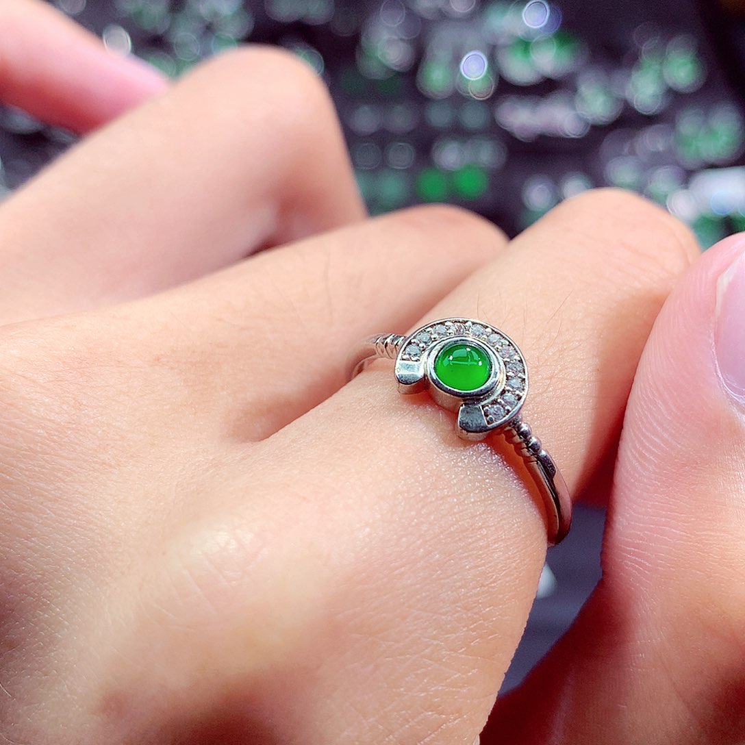 翡翠未镶嵌颈饰戒指