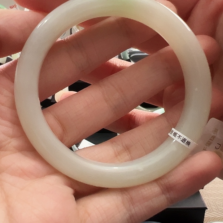 蔡***了和田玉未镶嵌手镯