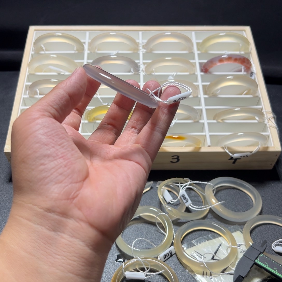 玛瑙/玉髓手镯未镶嵌宁*.