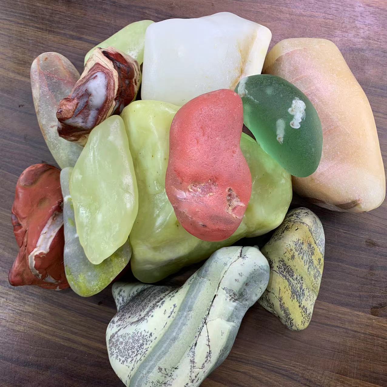 直播间可选购的精美奇石把件摆件