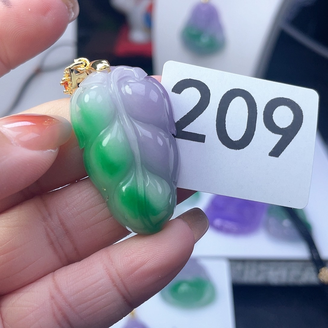 翡翠吊坠(赠链)未镶嵌