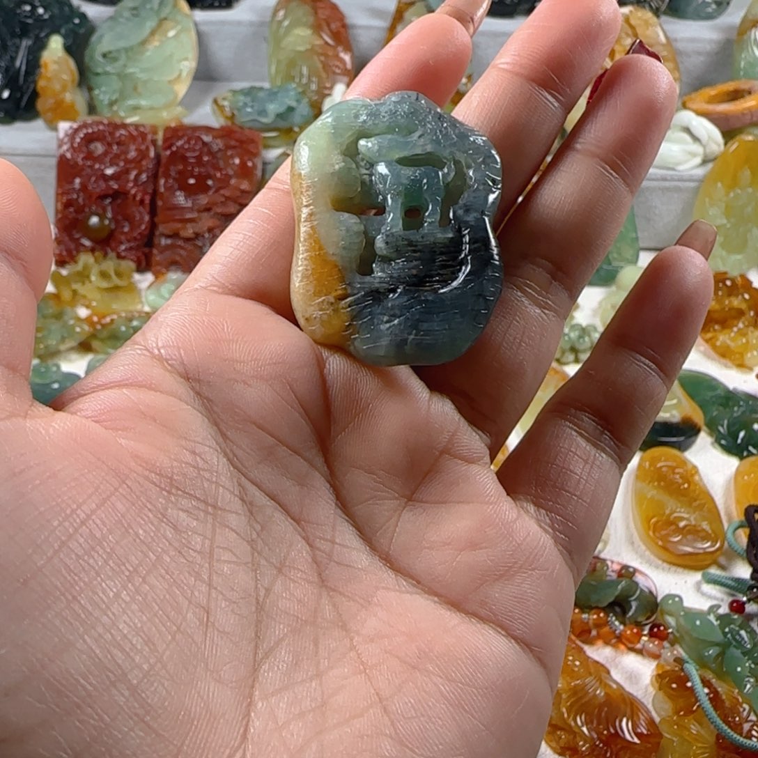 蛇纹石玉颈饰未镶嵌