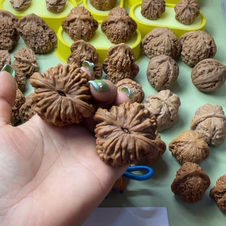 阿***站手把件雕刻核桃龙顶