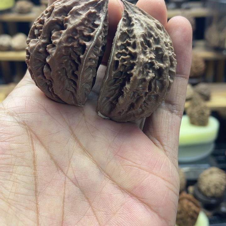 小***钱文玩核桃把件东北楸子