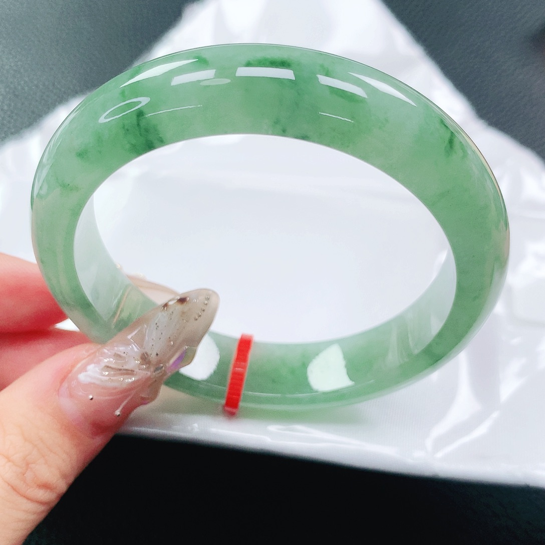 翡翠手镯未镶嵌55圈