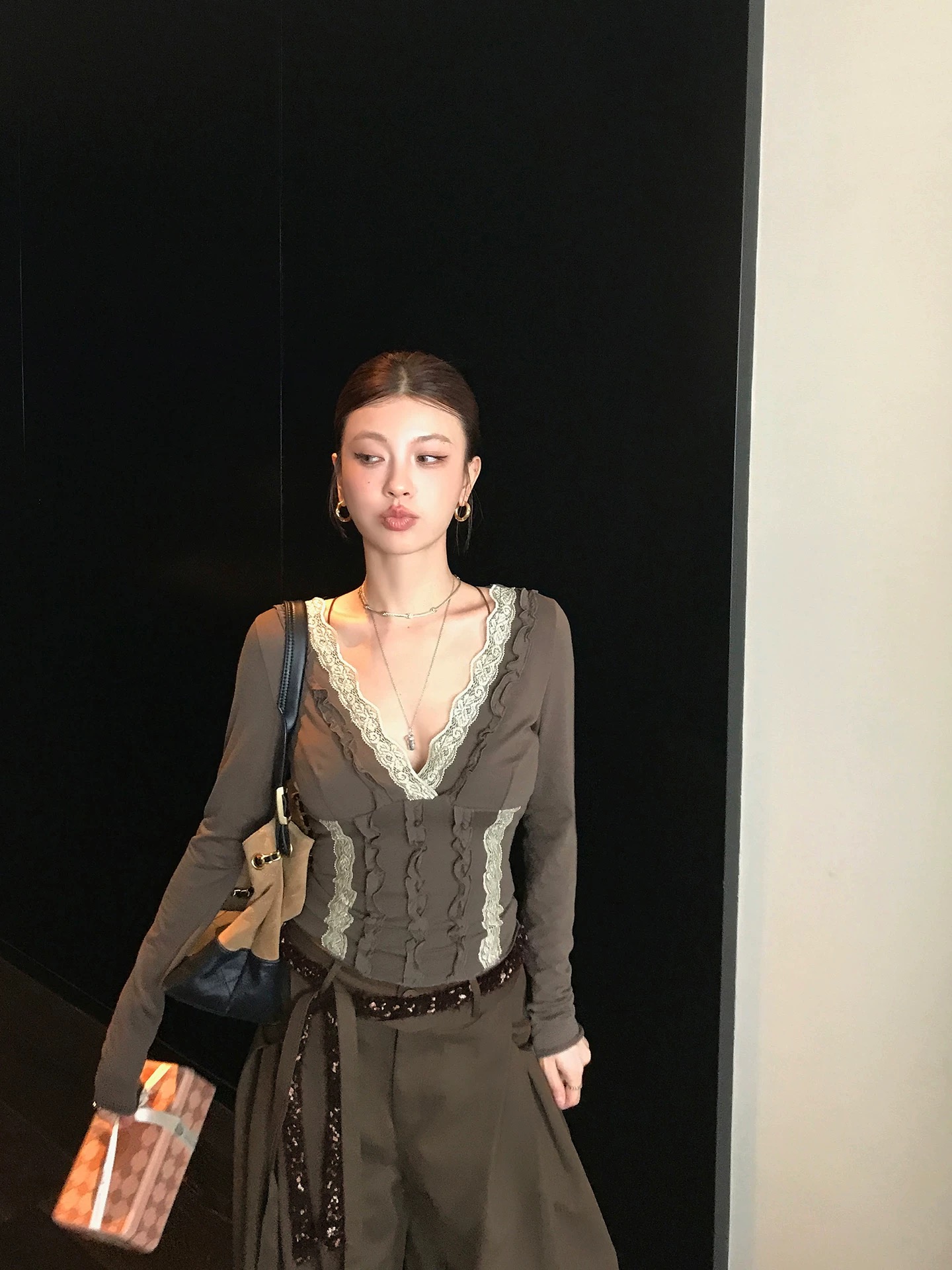 韩系氛围辣妹风秋冬蕾丝木耳边拼色深V领短款修身显瘦打底衫上衣