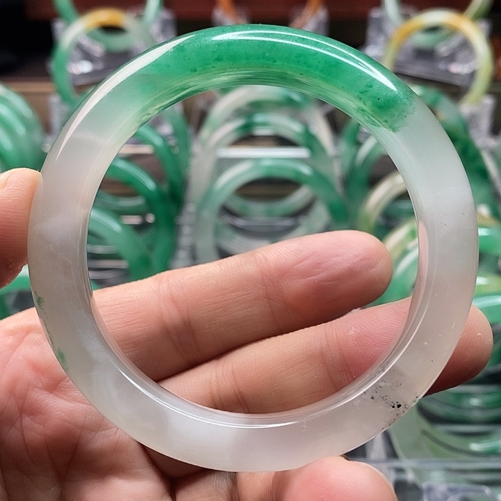 石英质玉手镯未镶嵌