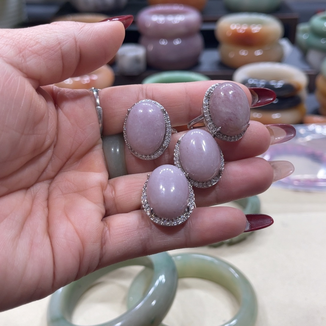 未镶嵌手镯石英岩玉吴**宝