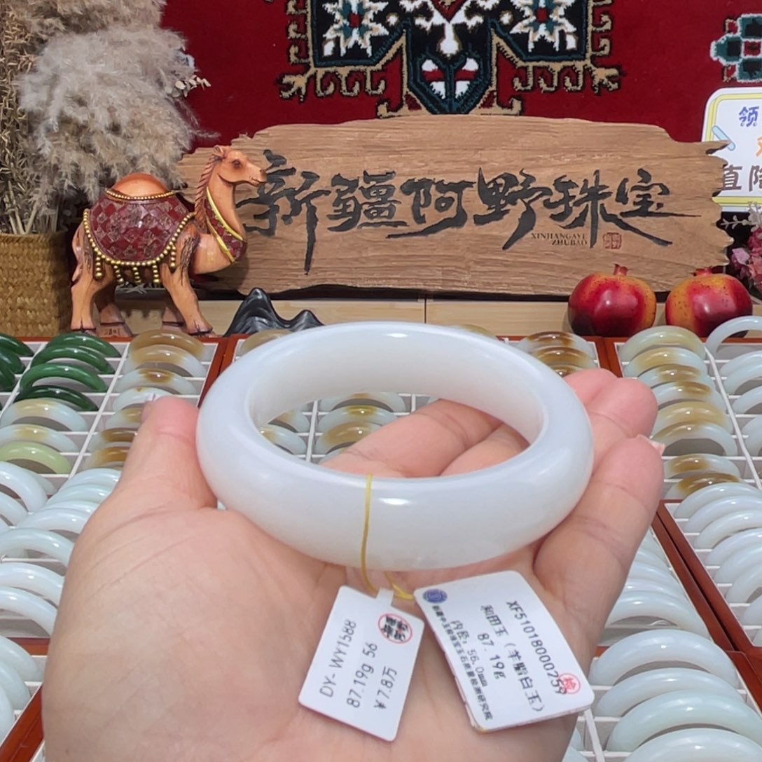 未镶嵌手镯和田玉天然羊脂级气质且末老料