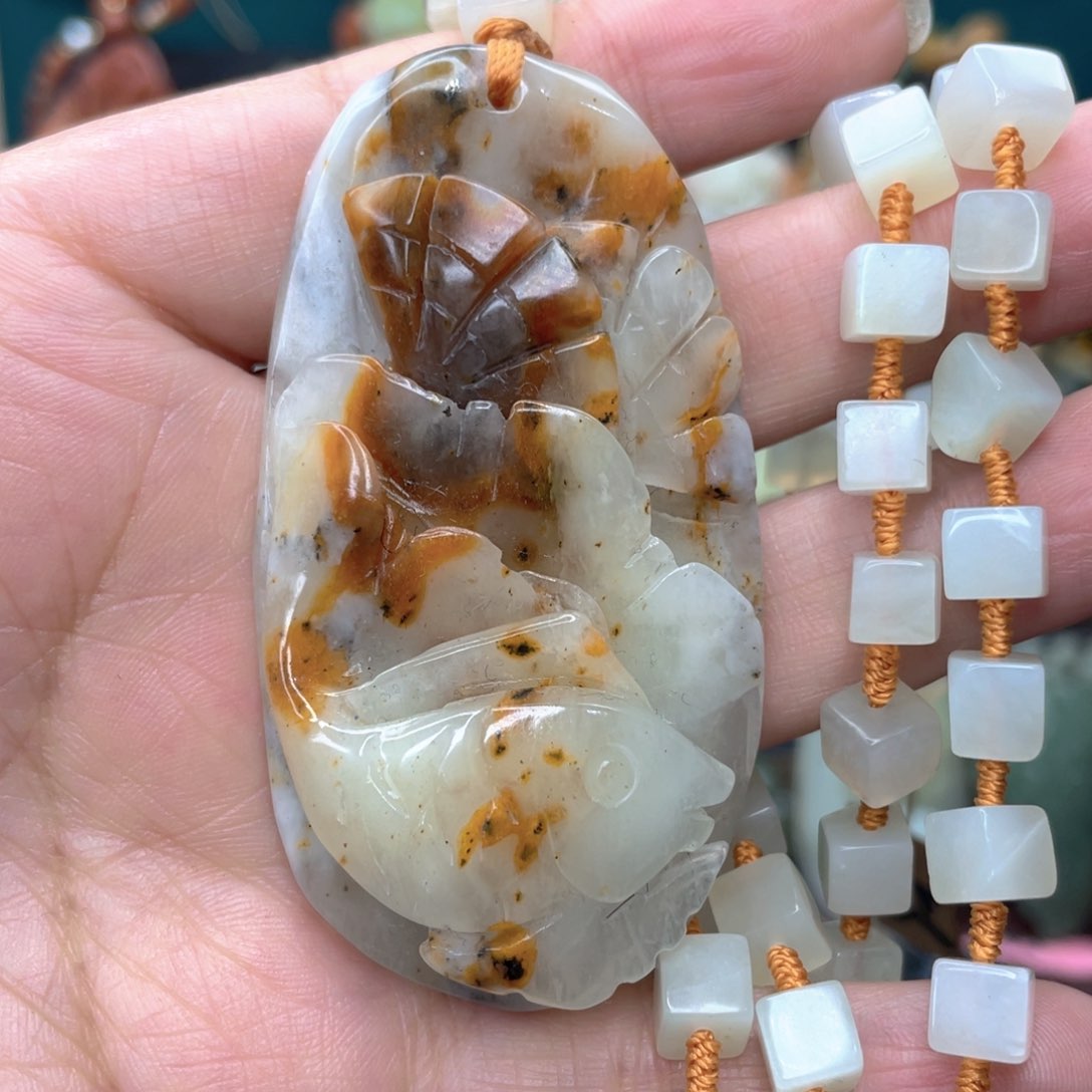 蛇纹石玉颈饰未镶嵌