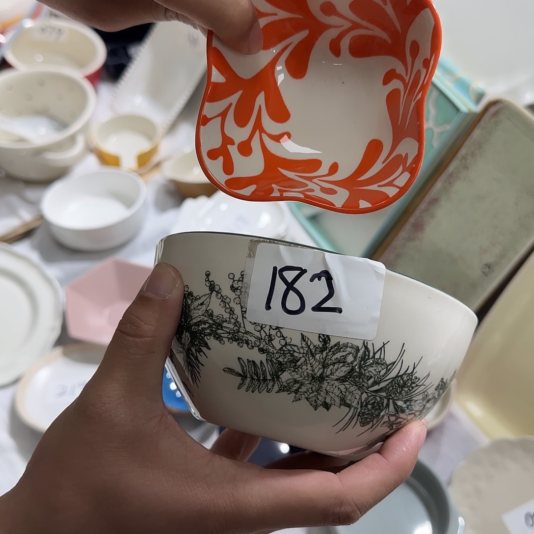 瓷片碗一个，蘸料碟3个，瑕疵