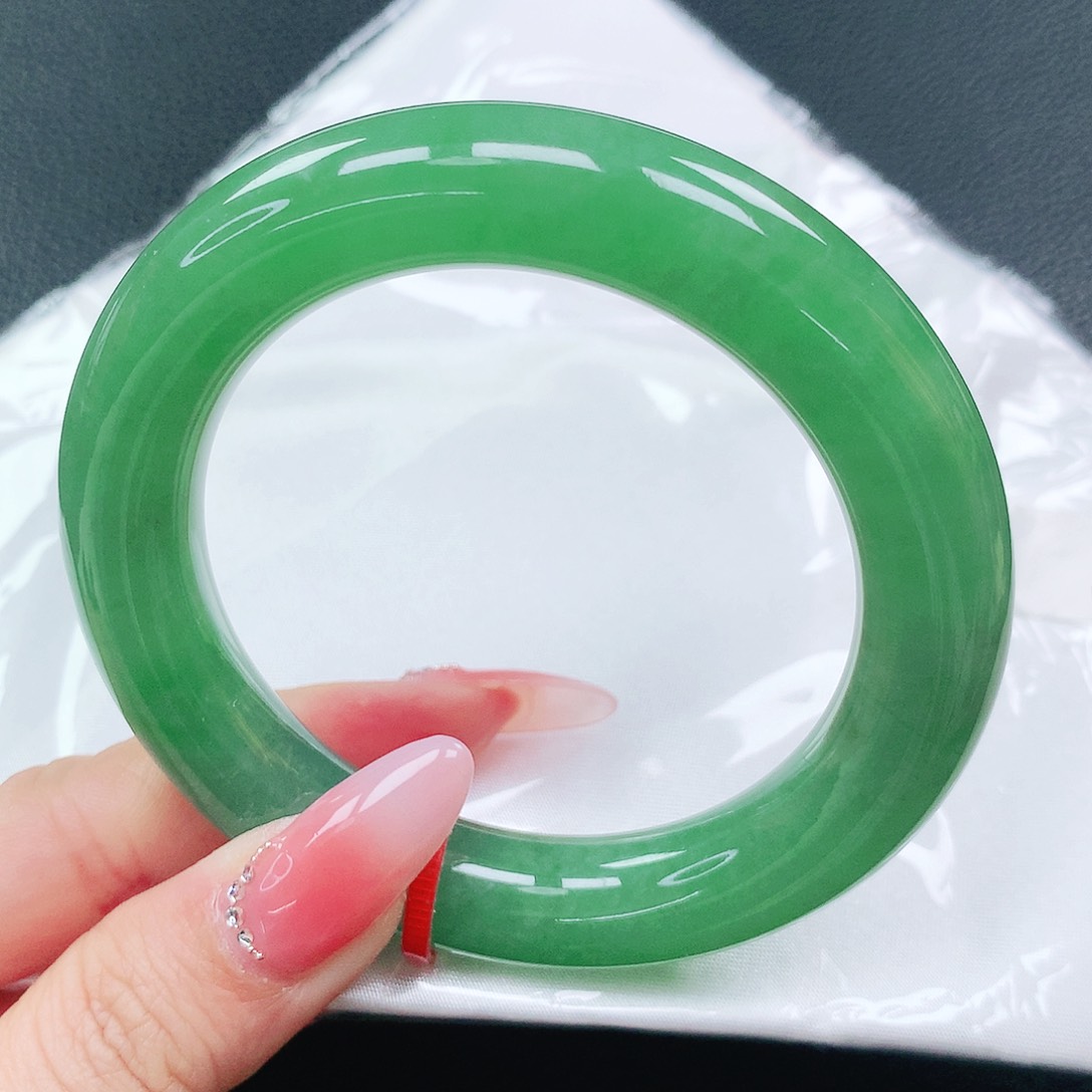 翡翠手镯未镶嵌55圈