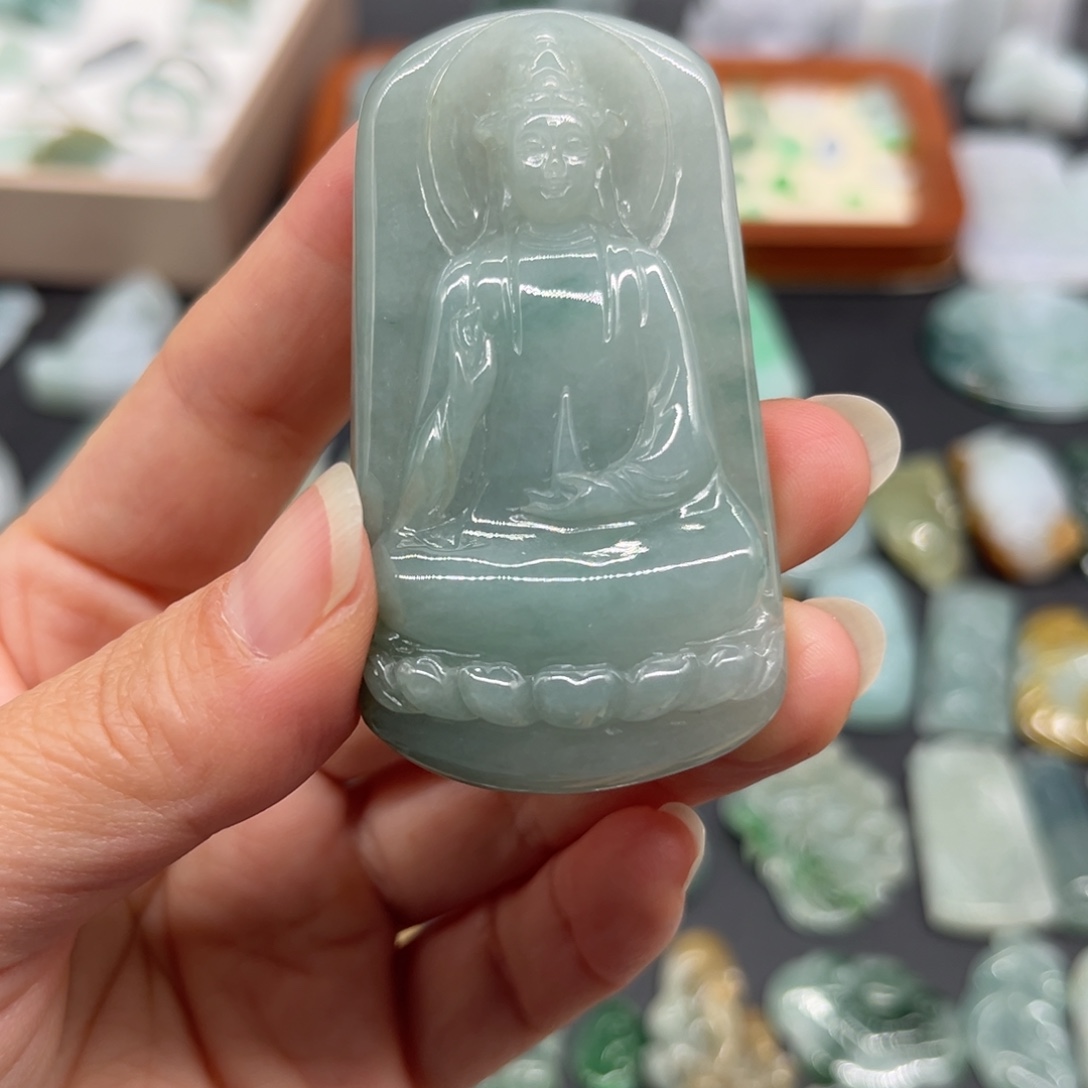 翡翠未镶嵌颈饰观音