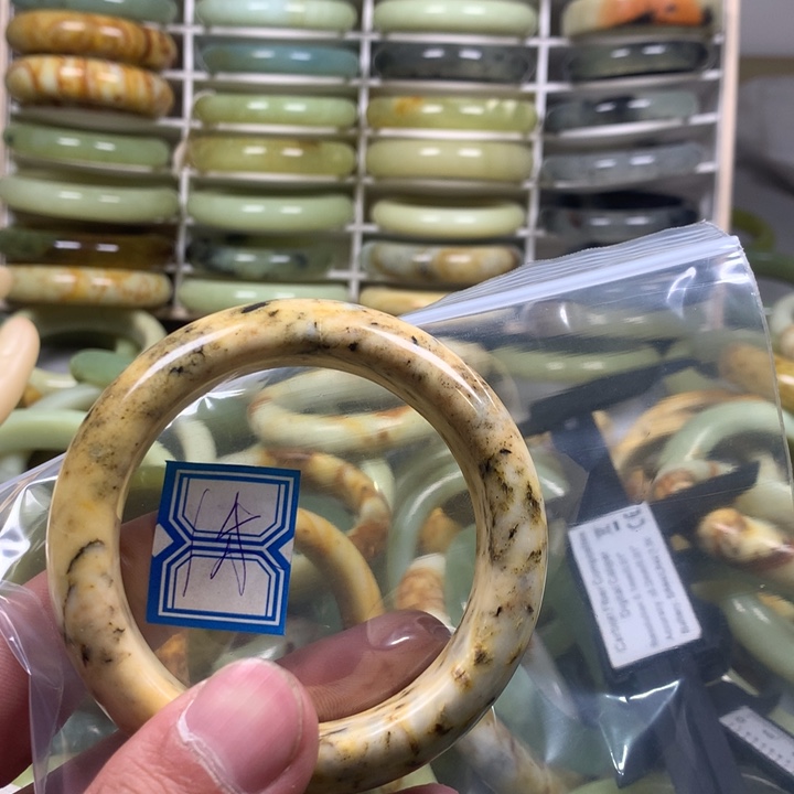 蛇纹石玉手镯未镶嵌亓**禾