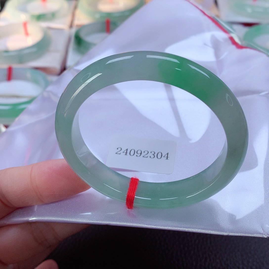 翡翠手镯（贵妃镯）未镶嵌凌*颠