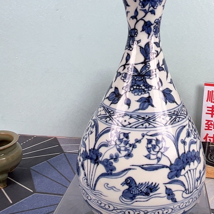 瓶青花鸳鸯戏莲图