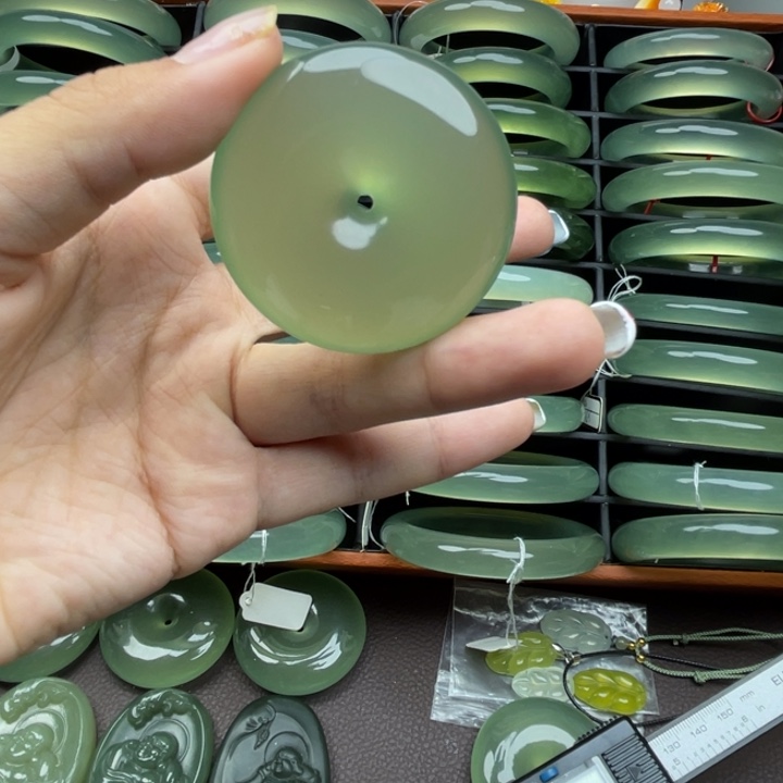 开***臣蛇纹石玉合金颈饰岫玉平安扣