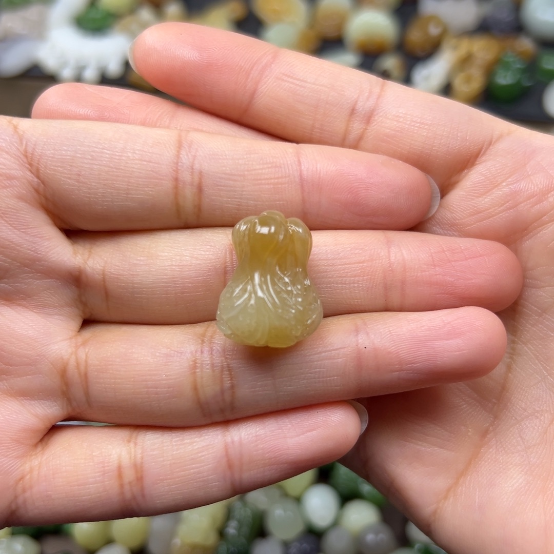 L***L和田玉未镶嵌颈饰