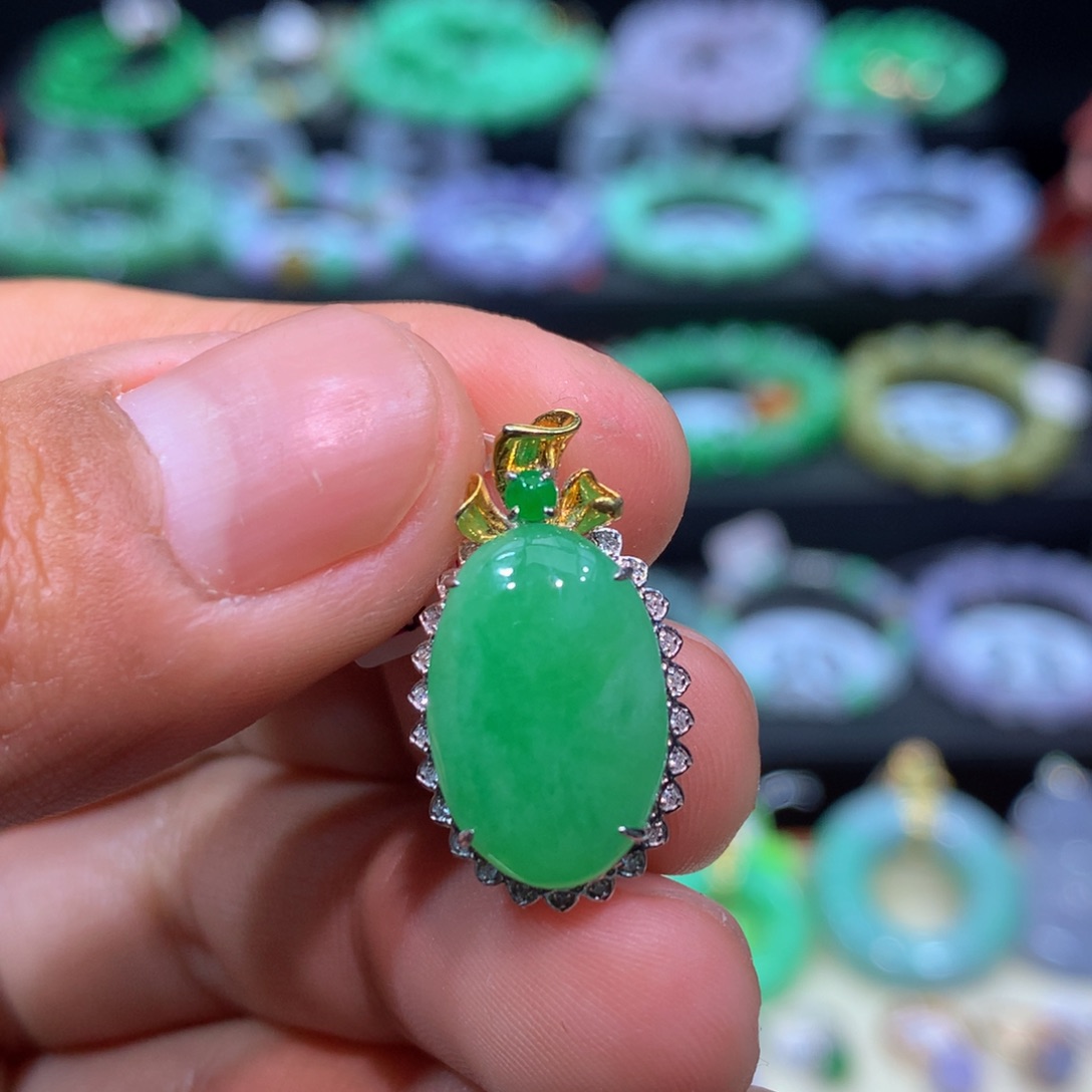 翡翠18K金镶嵌颈饰