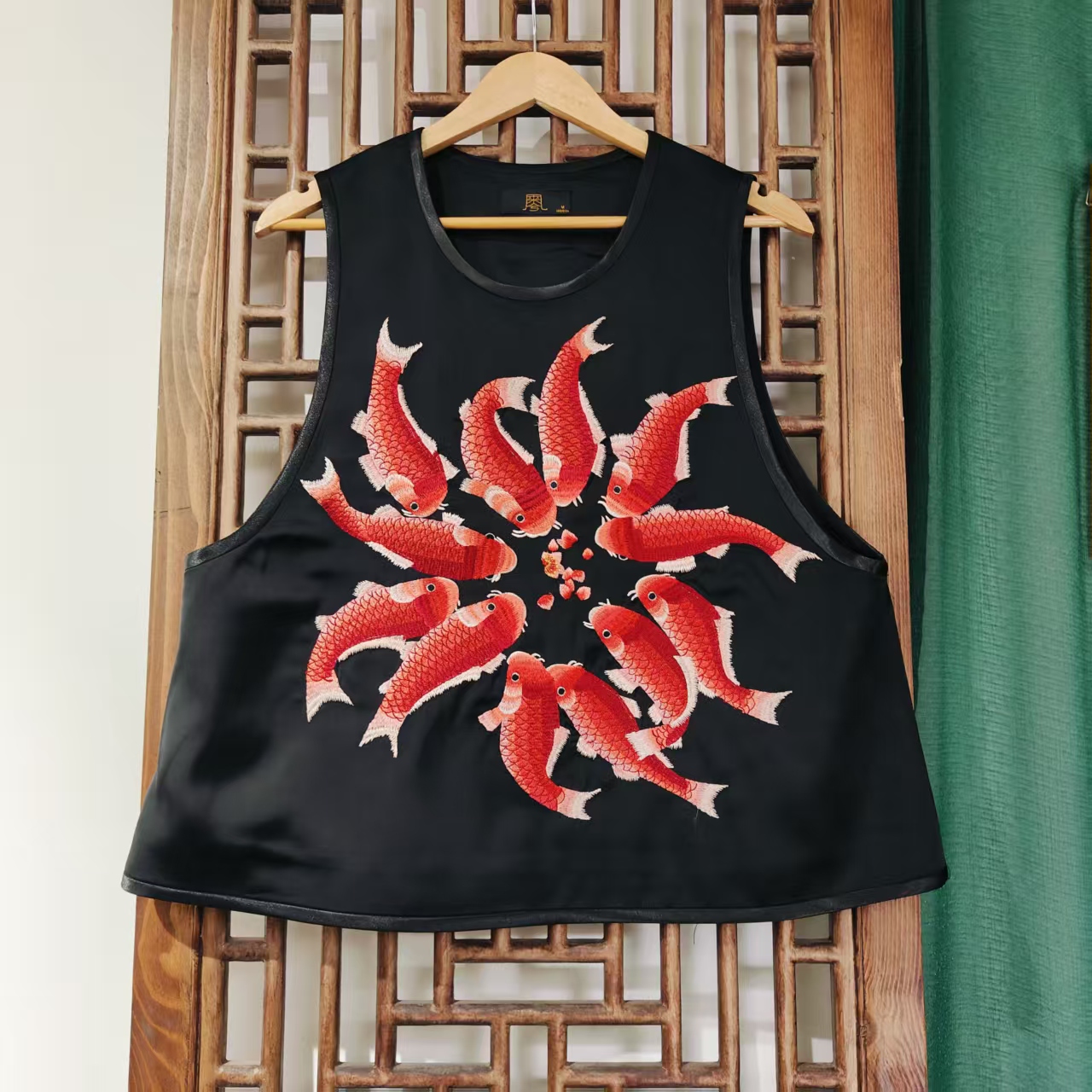 （LS317-21）凤徕兮私人定制黑色光板底十二条红鱼刺绣圆领马甲 