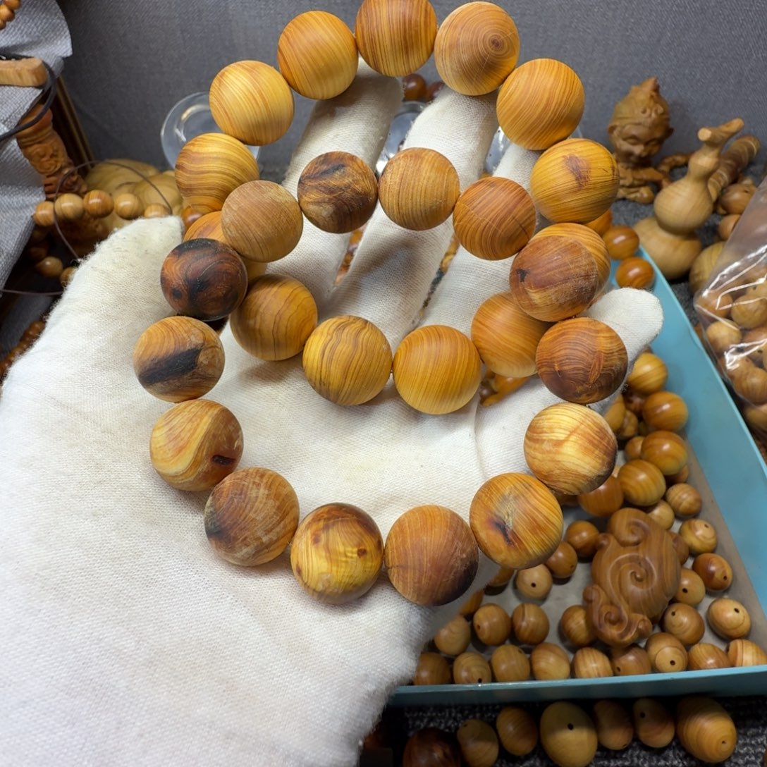 柏木（崖柏）1.6碳化瑕疵毛珠和1.8瑕疵毛珠