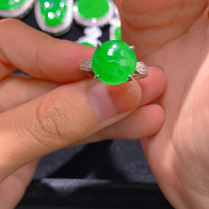 翡翠银S925镶嵌戒指一个