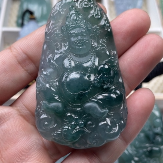 翡翠颈饰未镶嵌。