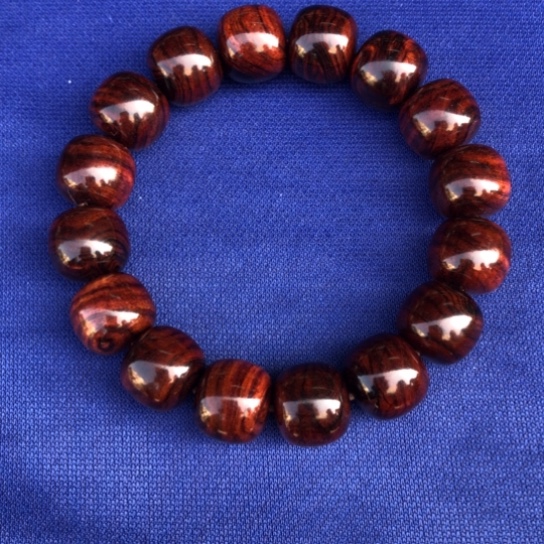 只买单纯的吊坠，没带链子，属的性质。花岗石